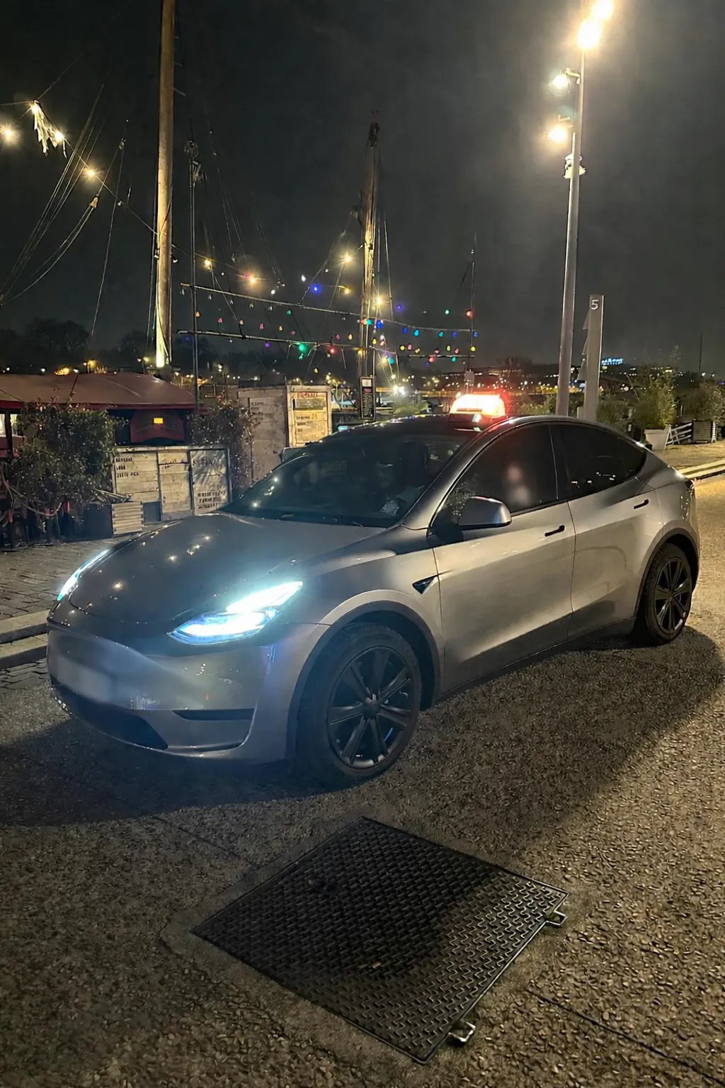 Taxi à Trappes en service de nuit avec lumineux allumé, assurant des déplacements fiables et sécurisés en soirée et horaires nocturnes